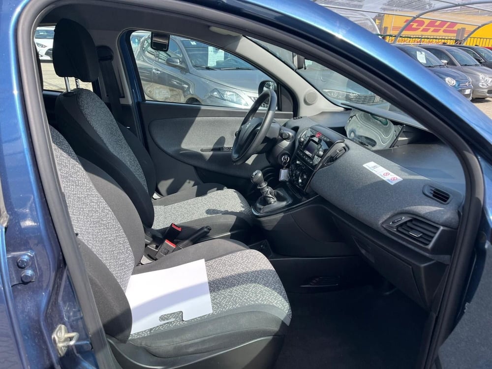 Lancia Ypsilon usata a Milano (12)