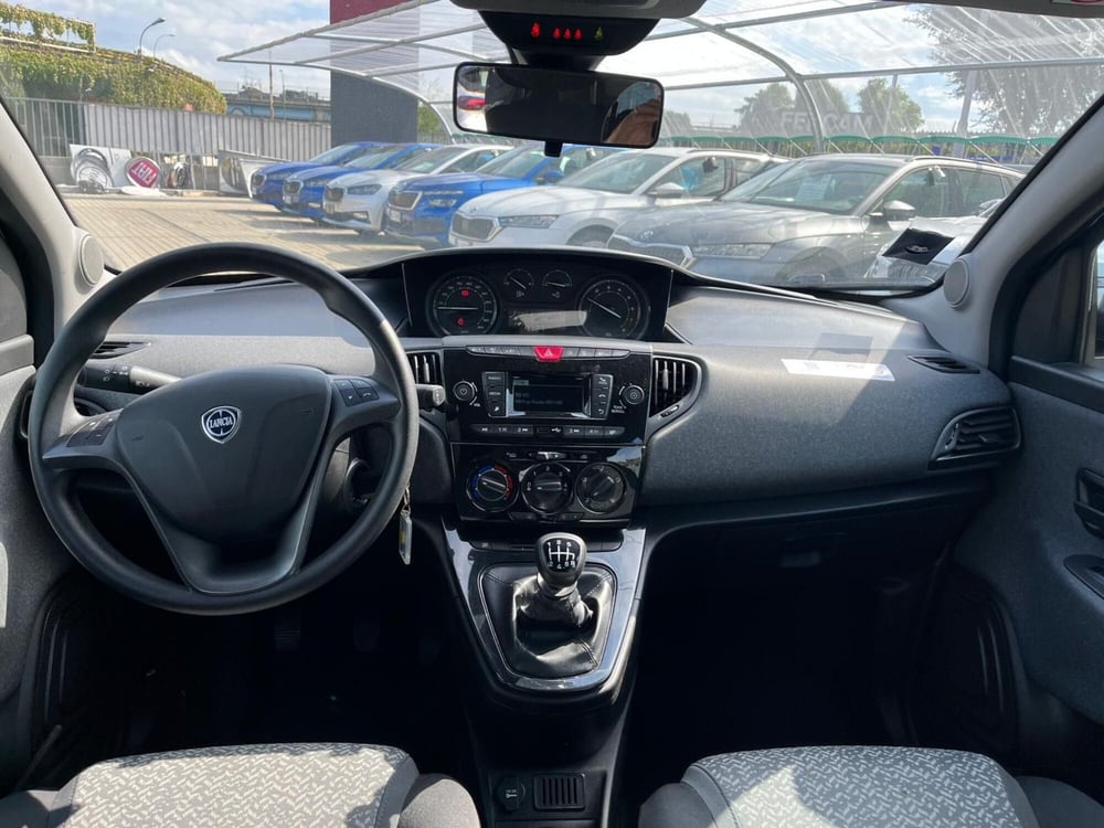 Lancia Ypsilon usata a Milano (15)