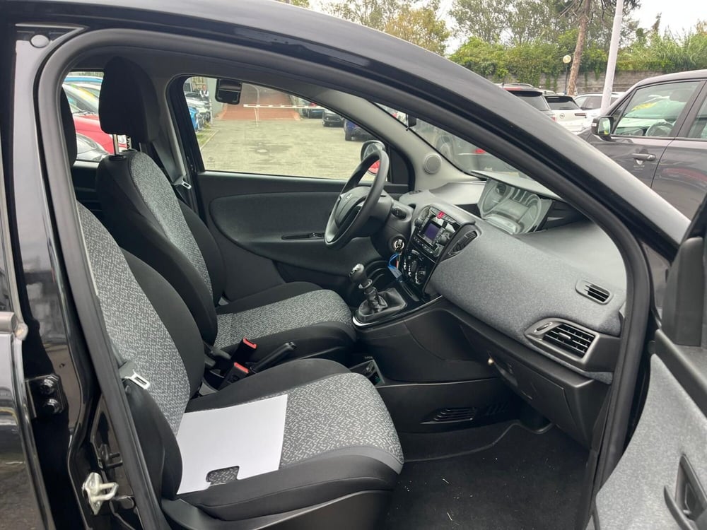 Lancia Ypsilon usata a Milano (12)