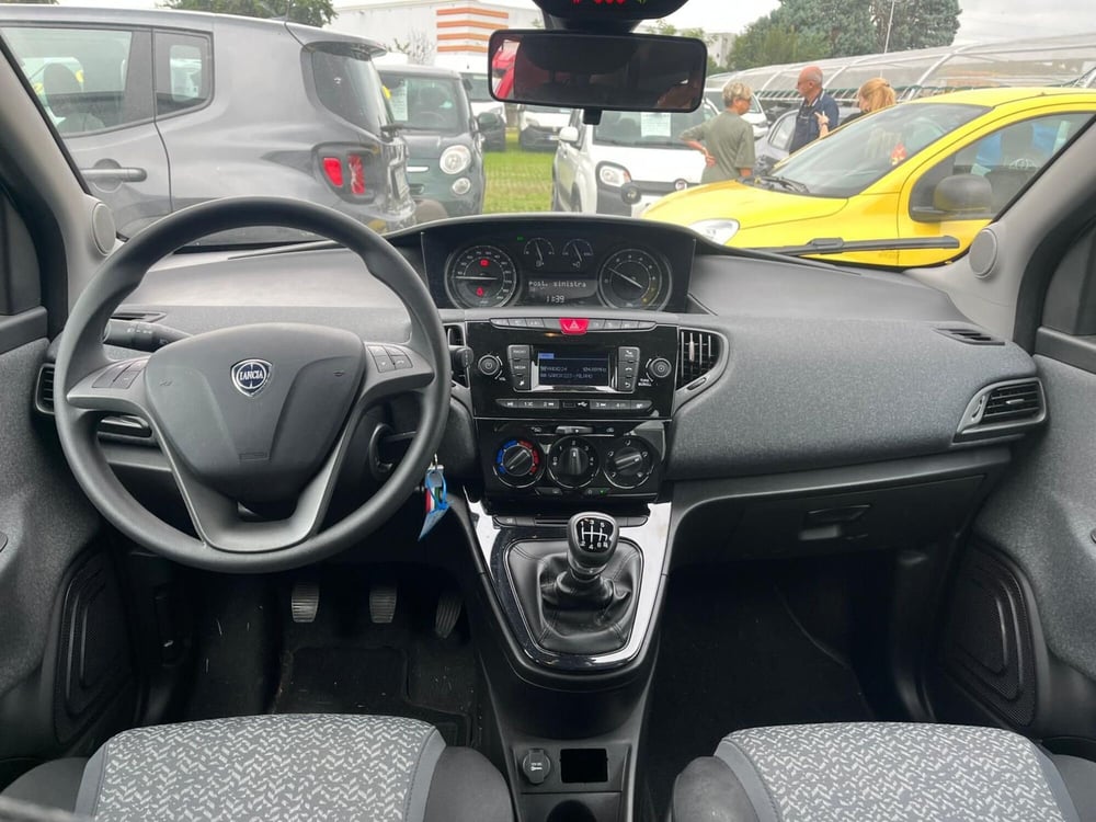 Lancia Ypsilon usata a Milano (15)