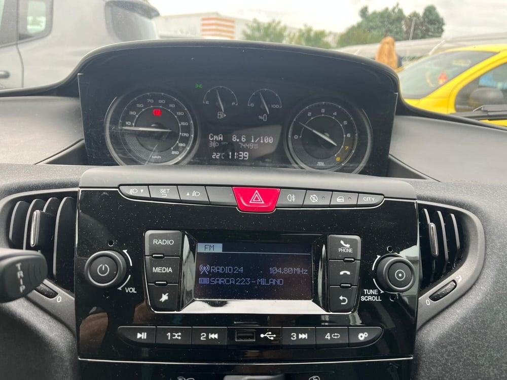 Lancia Ypsilon usata a Milano (16)