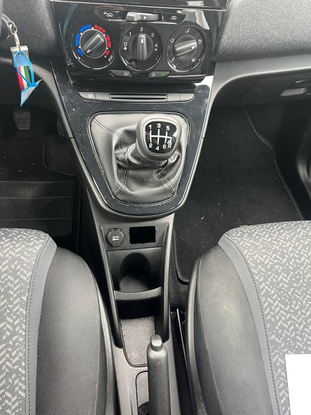 Lancia Ypsilon usata a Milano (17)