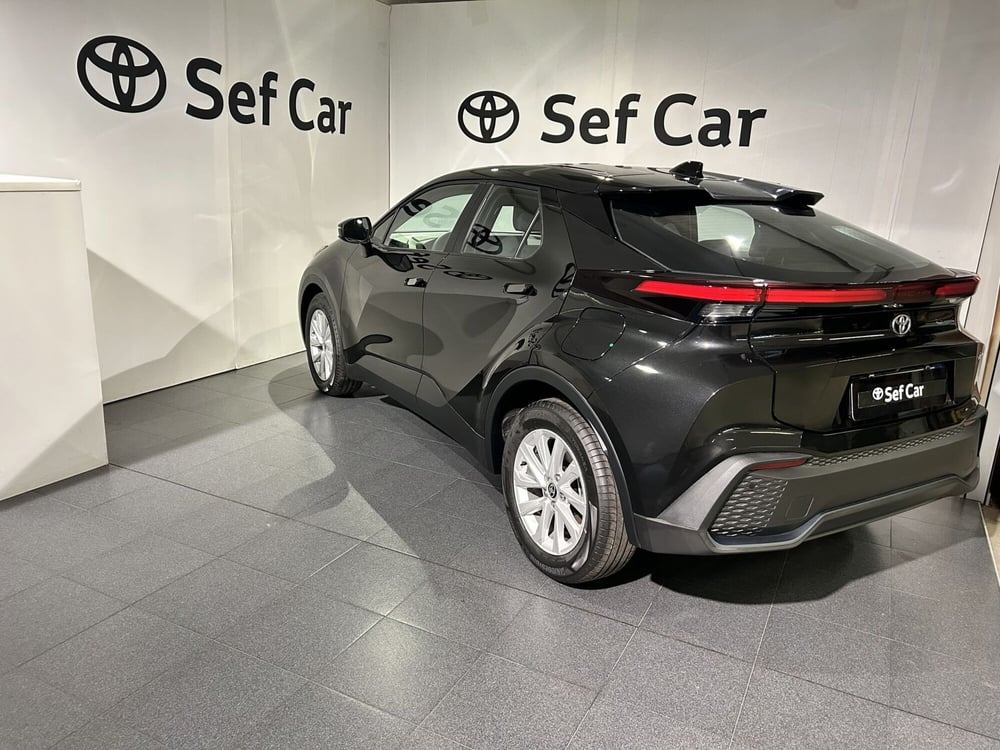 Toyota Toyota C-HR nuova a Milano (5)