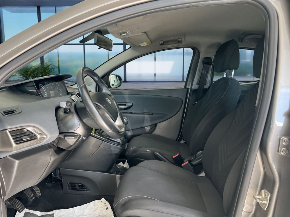Lancia Ypsilon usata a Cosenza (9)