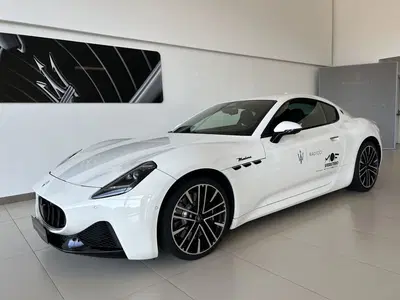 Maserati Granturismo 3.0 Modena awd auto del 2023 usata a Bari