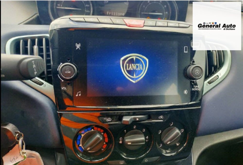 Lancia Ypsilon usata a Lucca (4)