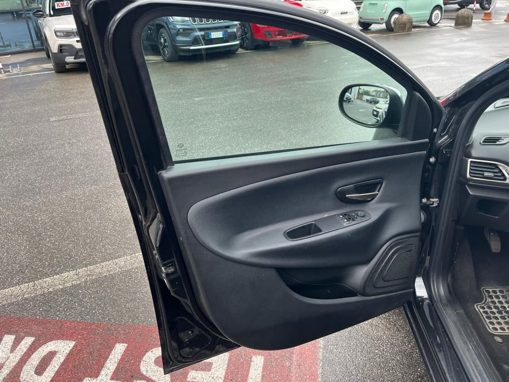 Lancia Ypsilon usata a Lucca (10)