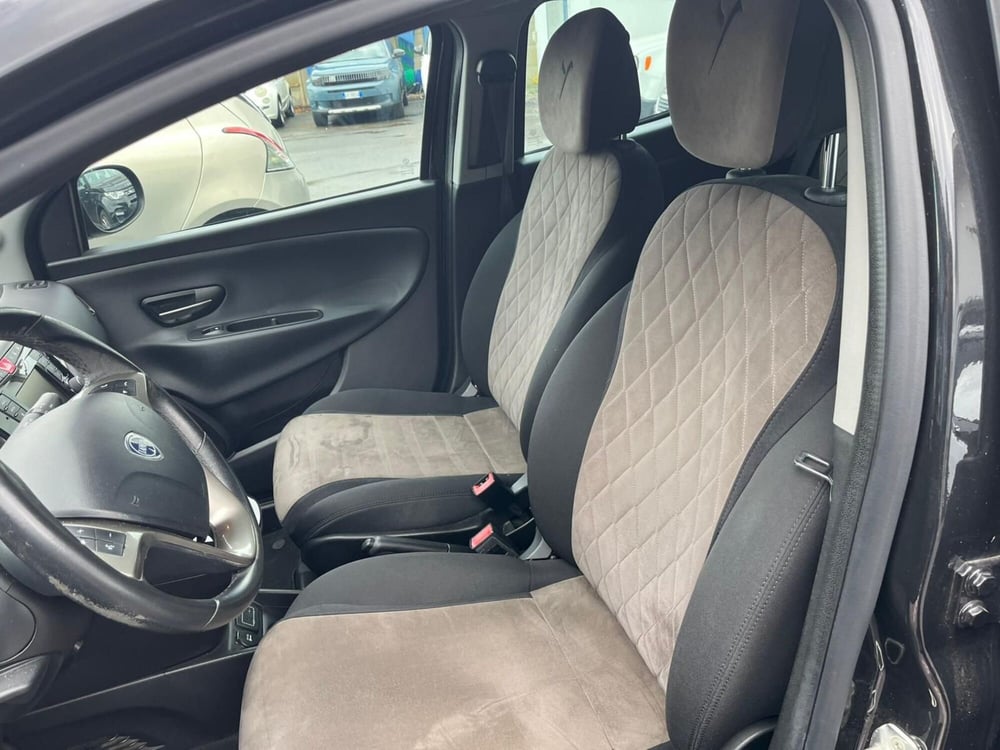 Lancia Ypsilon usata a Lucca (11)