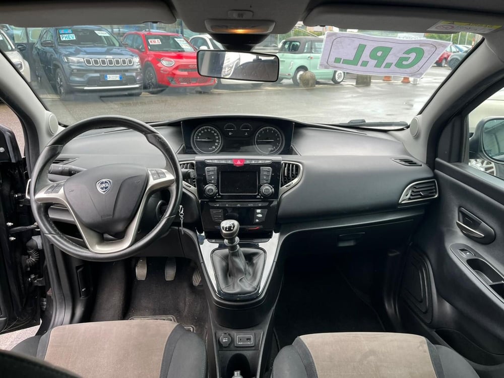 Lancia Ypsilon usata a Lucca (13)