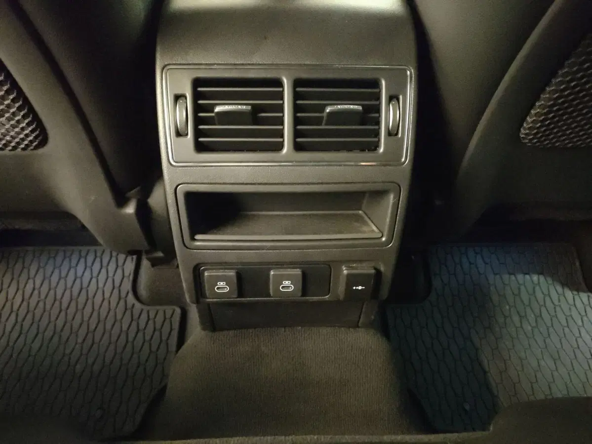 Jaguar F-Pace usata a Milano (17)