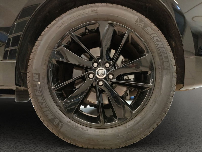 Jaguar F-Pace usata a Milano (9)