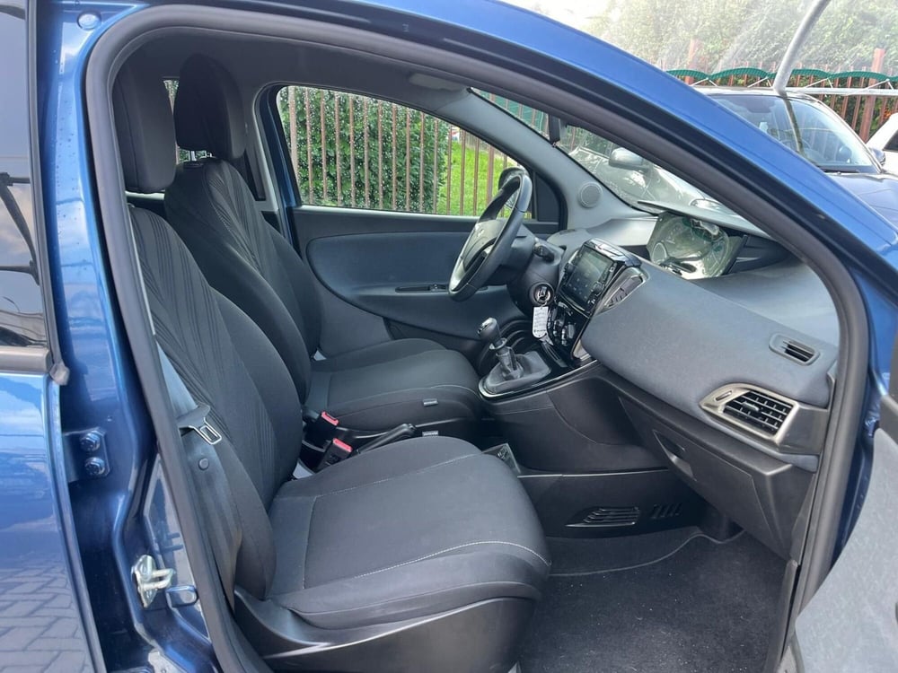 Lancia Ypsilon usata a Milano (11)