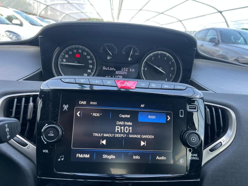 Lancia Ypsilon usata a Milano (15)
