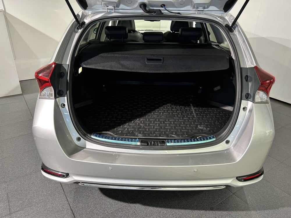 Toyota Auris Station Wagon usata a Milano (11)