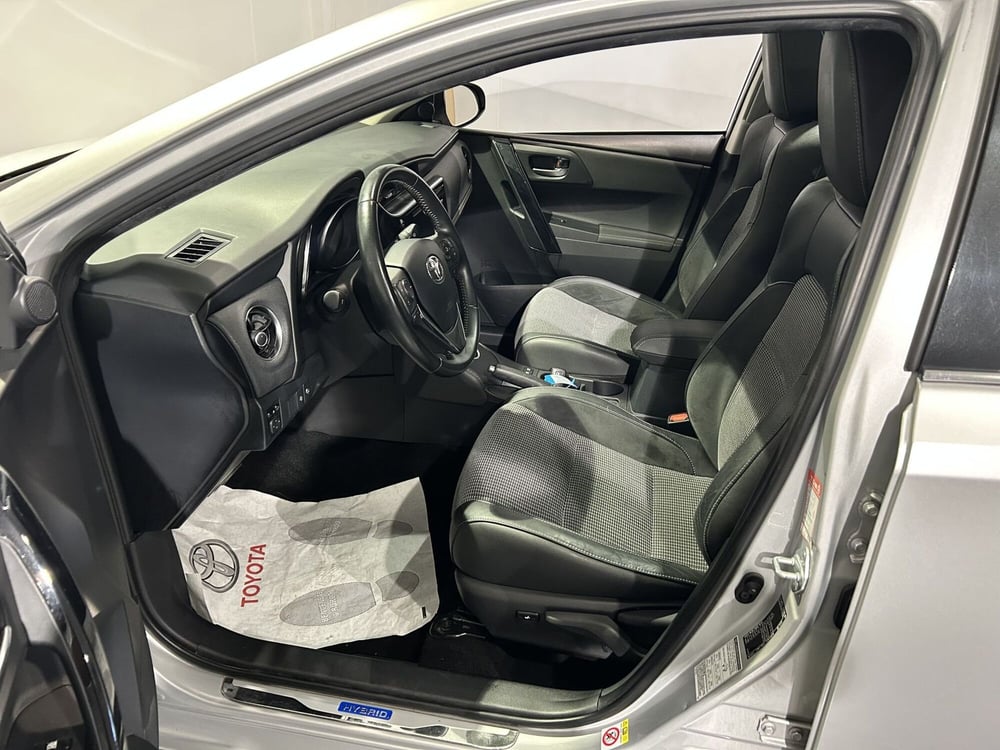 Toyota Auris Station Wagon usata a Milano (12)