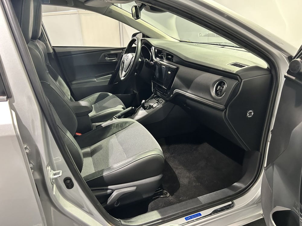 Toyota Auris Station Wagon usata a Milano (6)