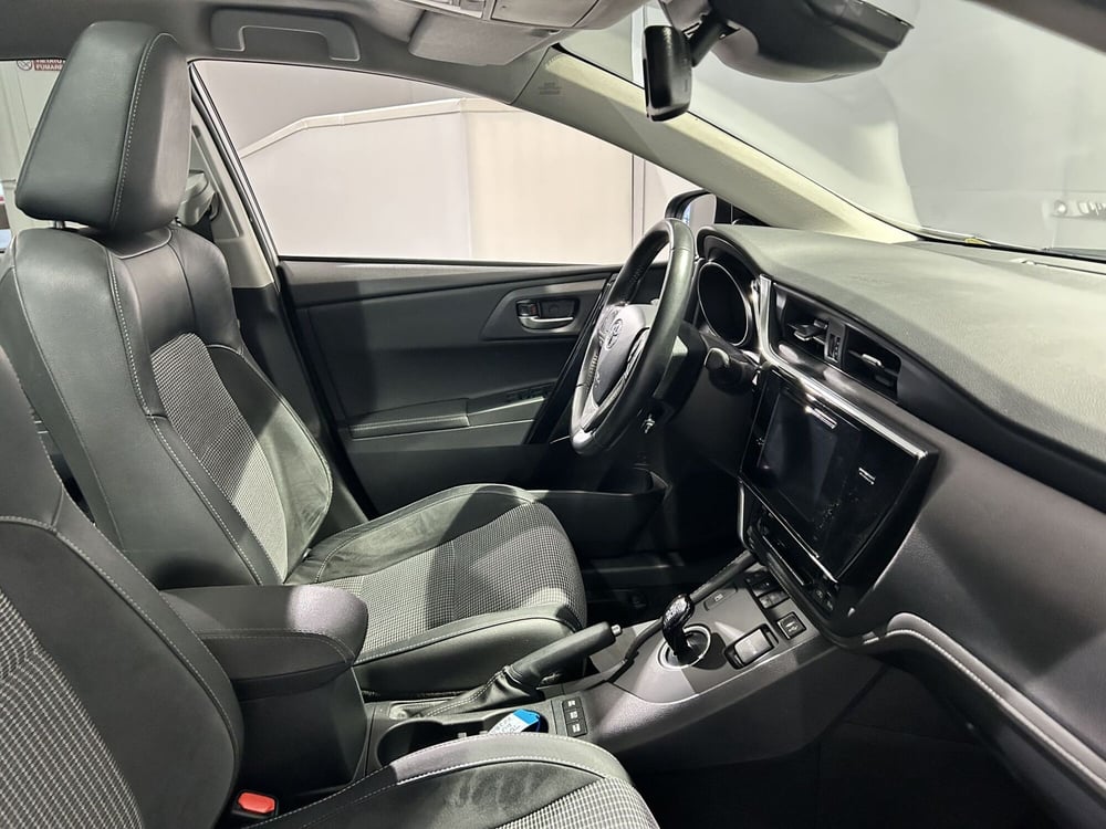 Toyota Auris Station Wagon usata a Milano (7)