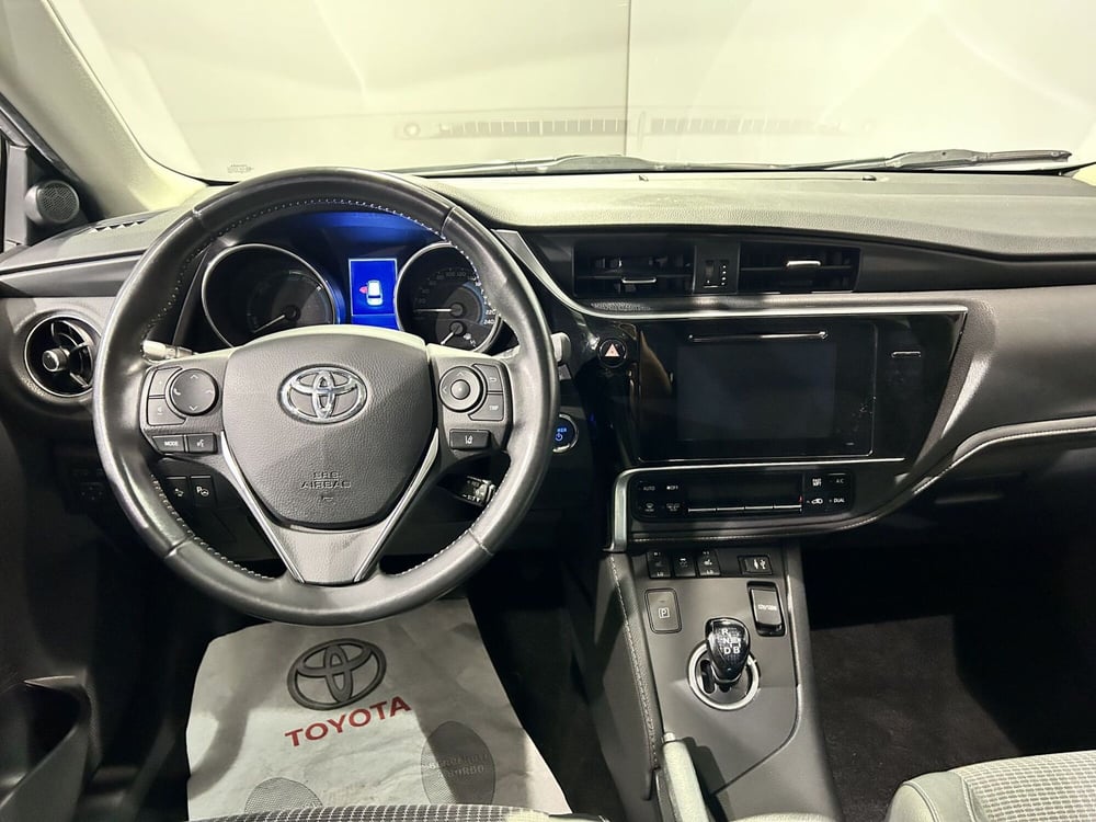 Toyota Auris Station Wagon usata a Milano (9)