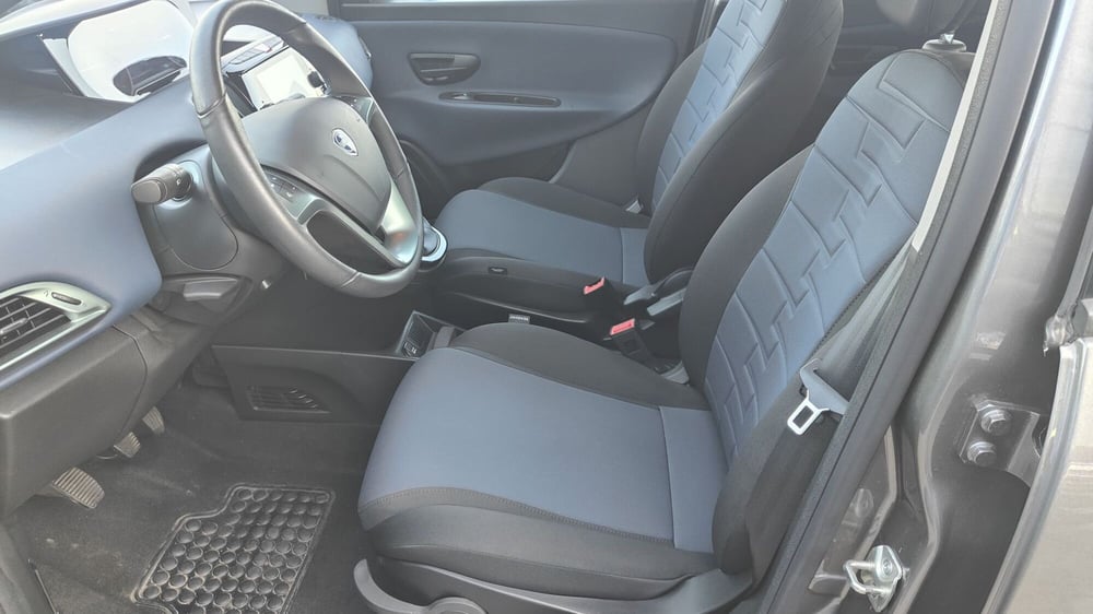 Lancia Ypsilon usata a Milano (11)
