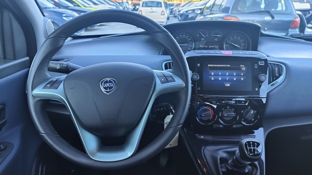 Lancia Ypsilon usata a Milano (18)