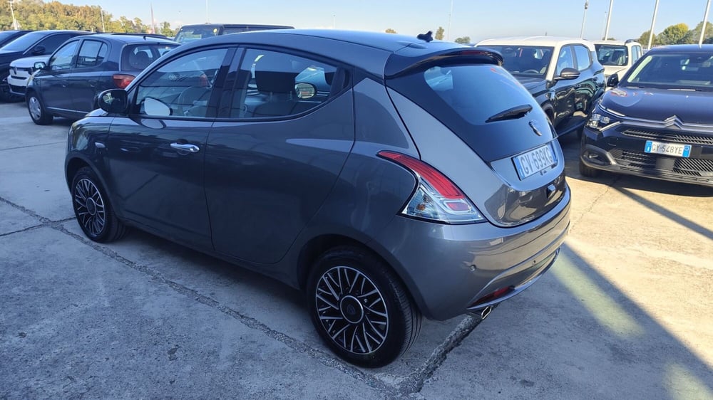 Lancia Ypsilon usata a Milano (8)