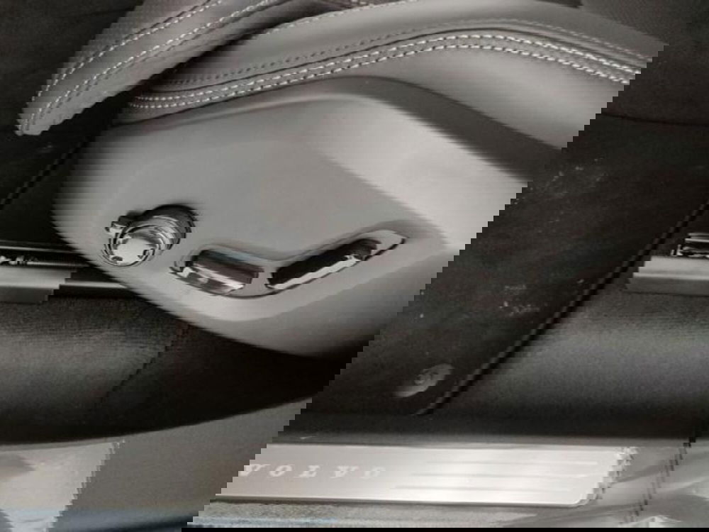 Volvo XC90 nuova a Modena (18)
