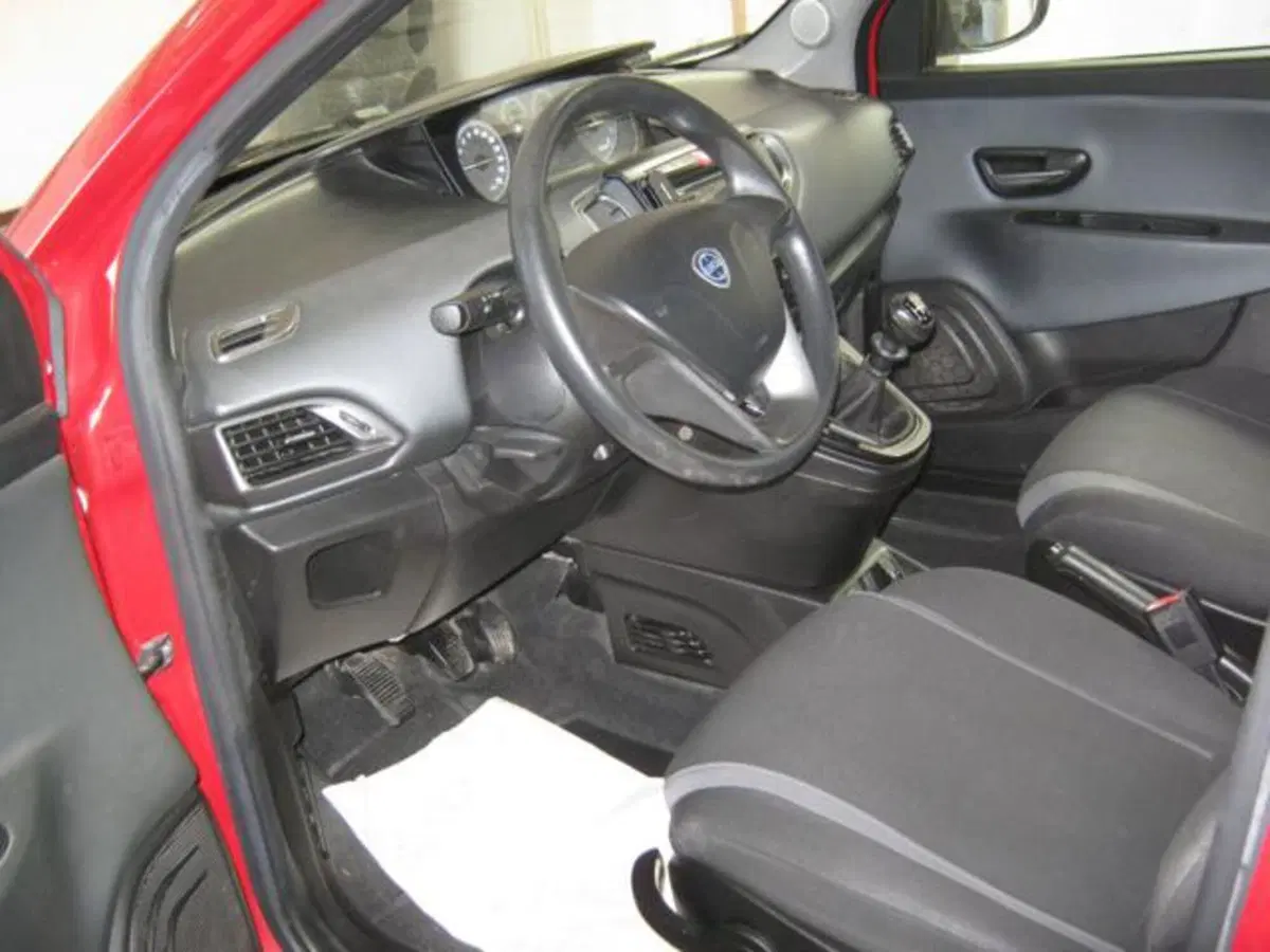 Lancia Ypsilon usata a Fermo (6)