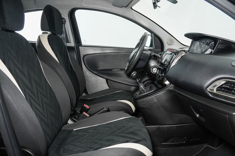 Lancia Ypsilon usata a Perugia (11)