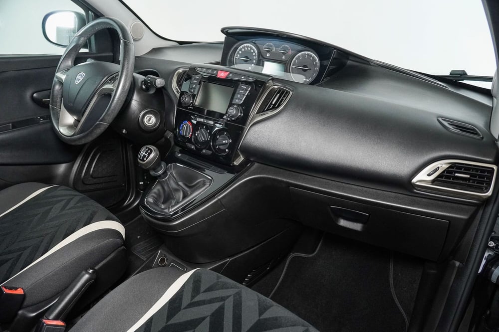 Lancia Ypsilon usata a Perugia (12)