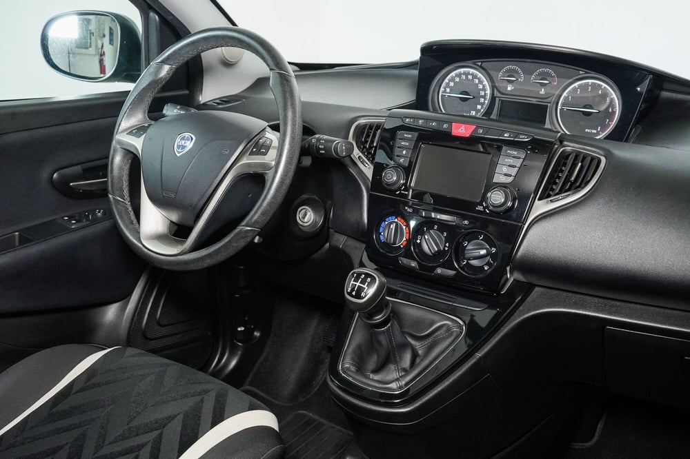 Lancia Ypsilon usata a Perugia (13)
