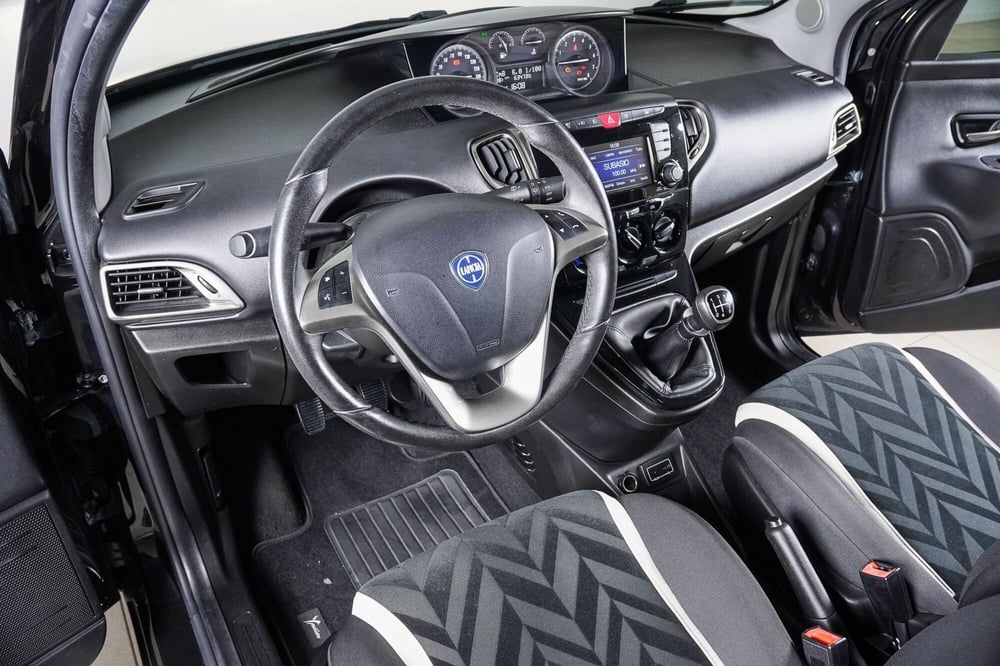 Lancia Ypsilon usata a Perugia (15)
