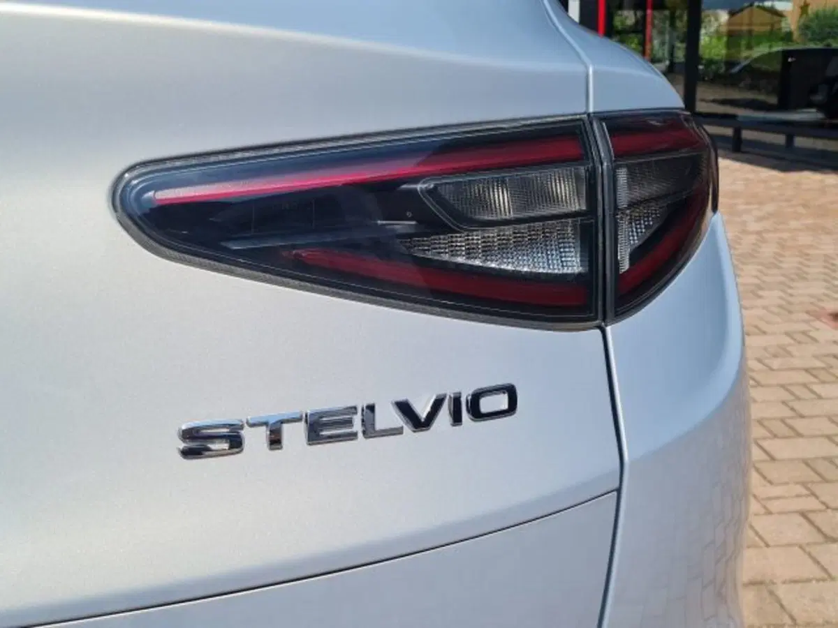 Alfa Romeo Stelvio nuova a Monza e Brianza (15)
