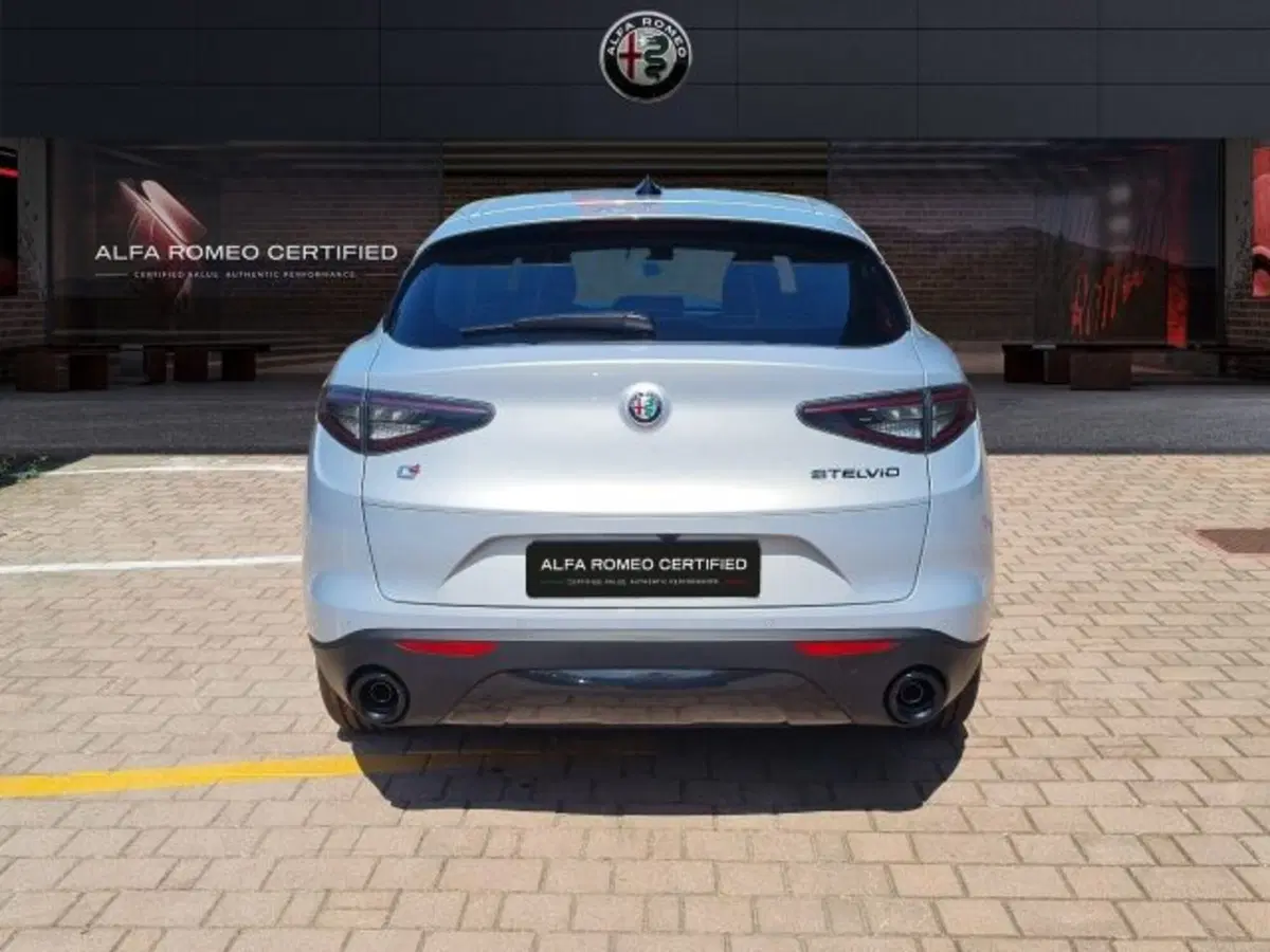 Alfa Romeo Stelvio nuova a Monza e Brianza (5)