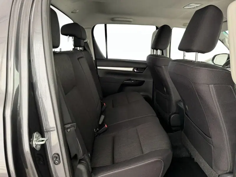 Toyota Hilux nuova a Monza e Brianza (10)
