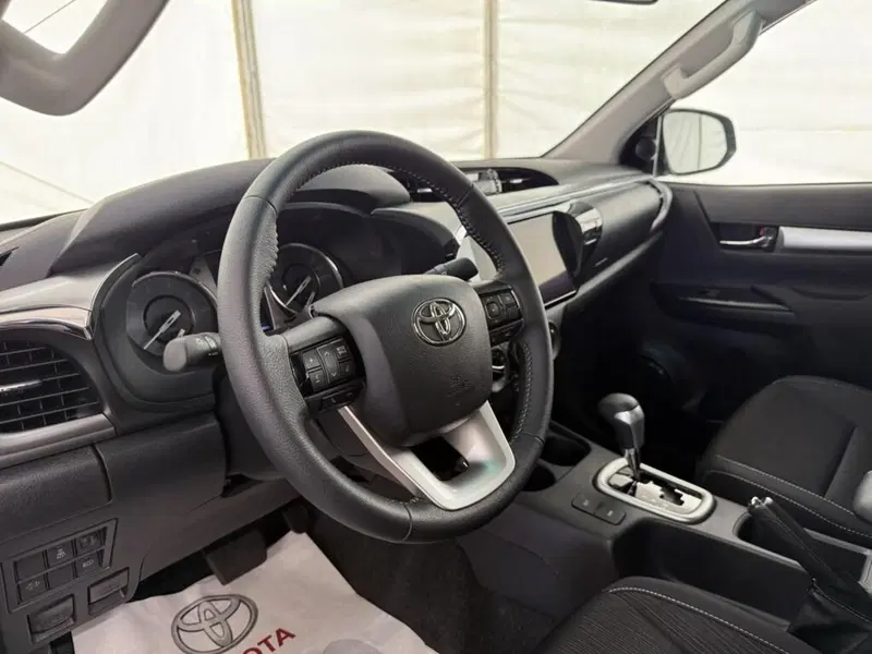 Toyota Hilux nuova a Monza e Brianza (11)
