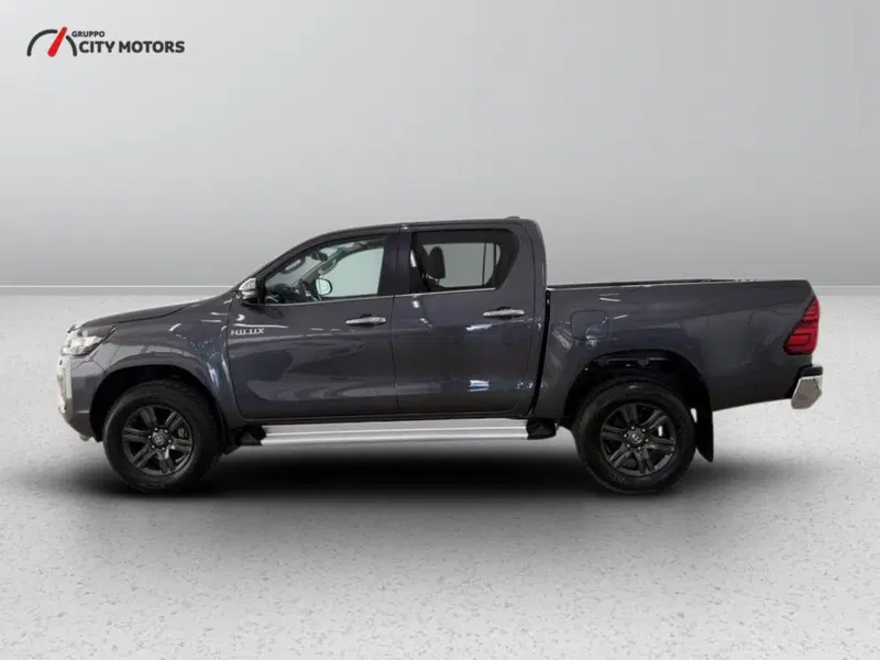 Toyota Hilux nuova a Monza e Brianza (3)