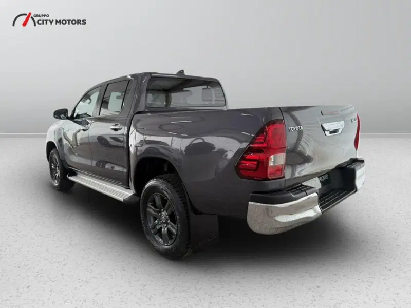 Toyota Hilux nuova a Monza e Brianza (4)