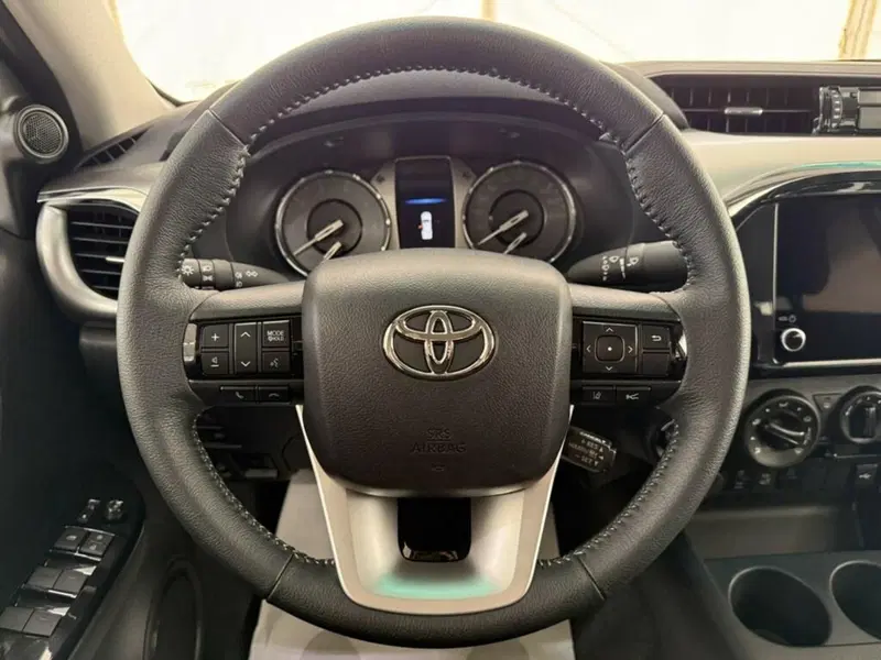 Toyota Hilux nuova a Monza e Brianza (7)