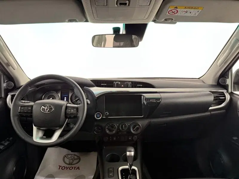 Toyota Hilux nuova a Monza e Brianza (8)