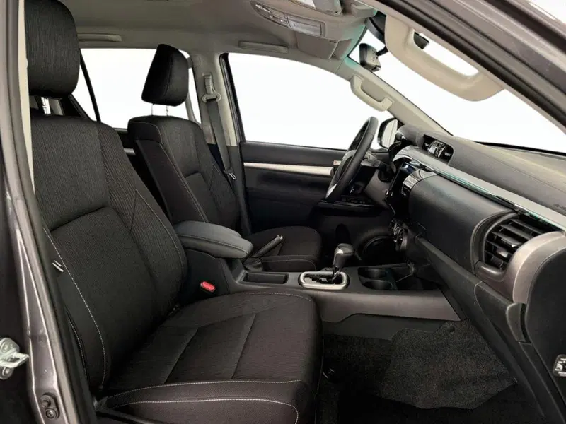Toyota Hilux nuova a Monza e Brianza (9)