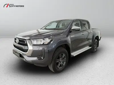 Toyota Hilux 2.d-4d double cab Lounge auto nuova a Monza