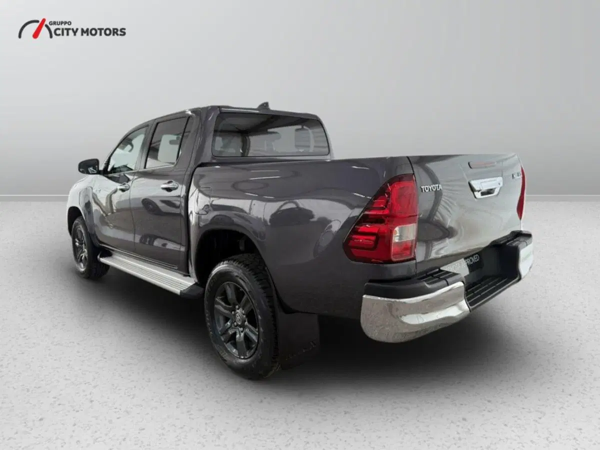 Toyota Hilux nuova a Monza e Brianza (4)