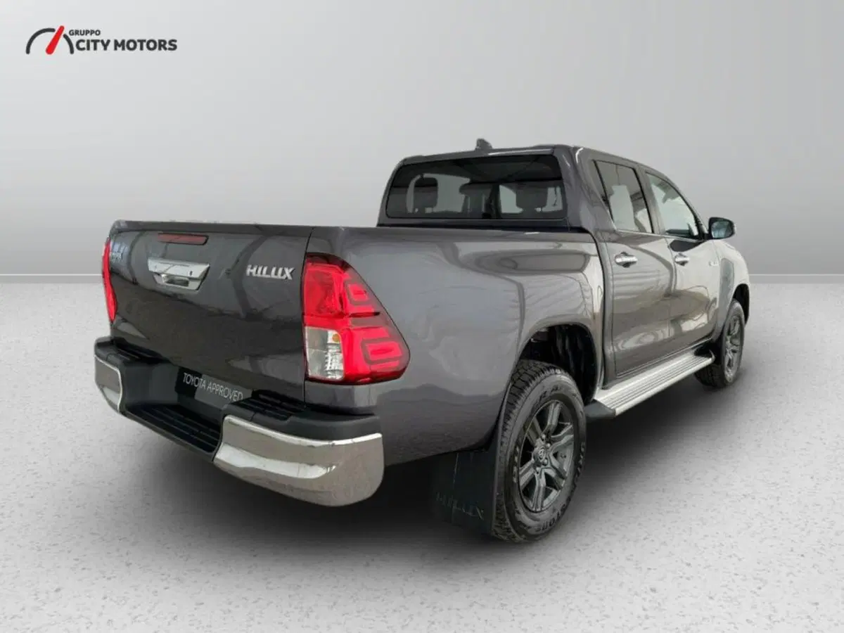 Toyota Hilux nuova a Monza e Brianza (6)