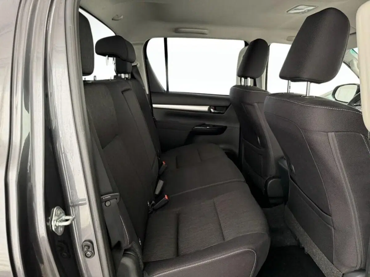 Toyota Hilux nuova a Monza e Brianza (9)