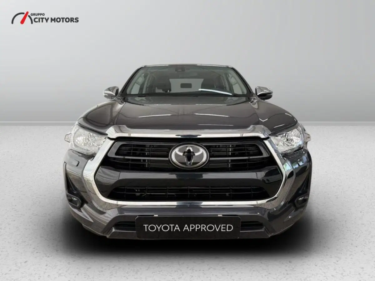 Toyota Hilux nuova a Monza e Brianza (2)