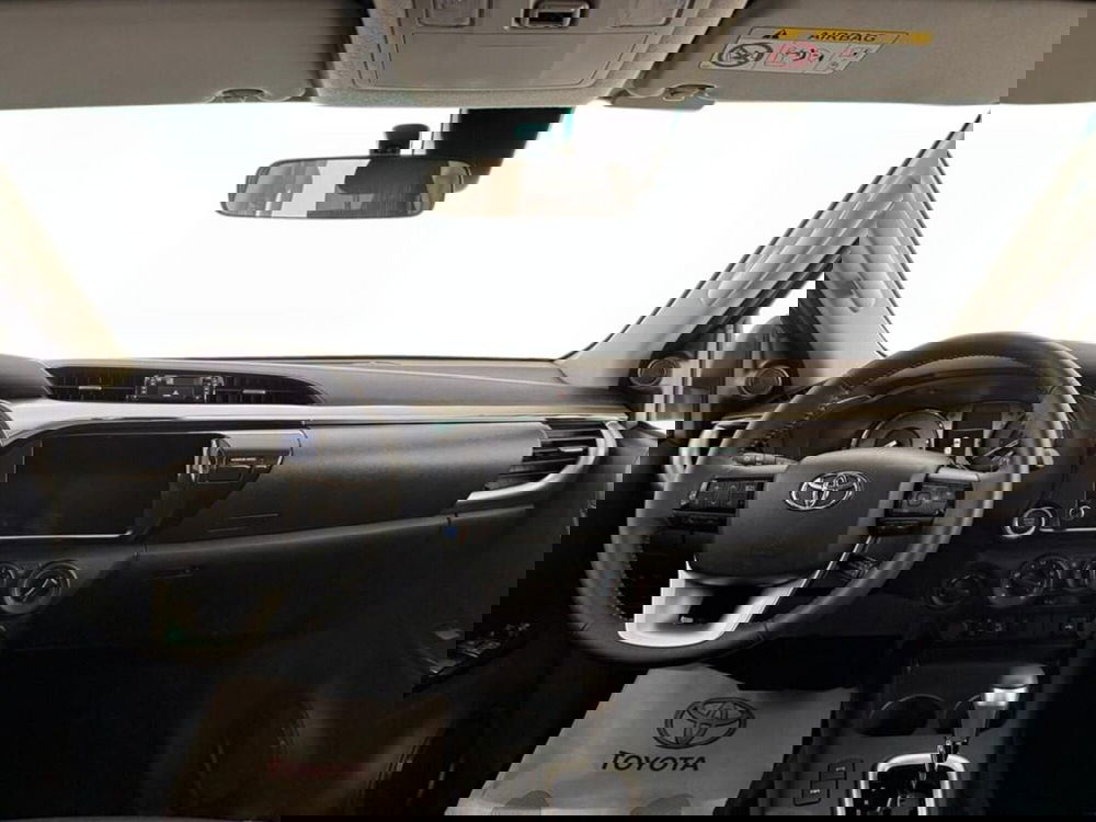 Toyota Hilux nuova a Monza e Brianza (8)