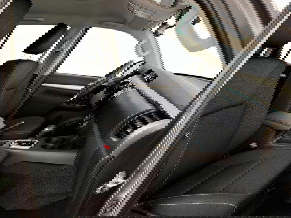 Toyota Hilux nuova a Monza e Brianza (9)