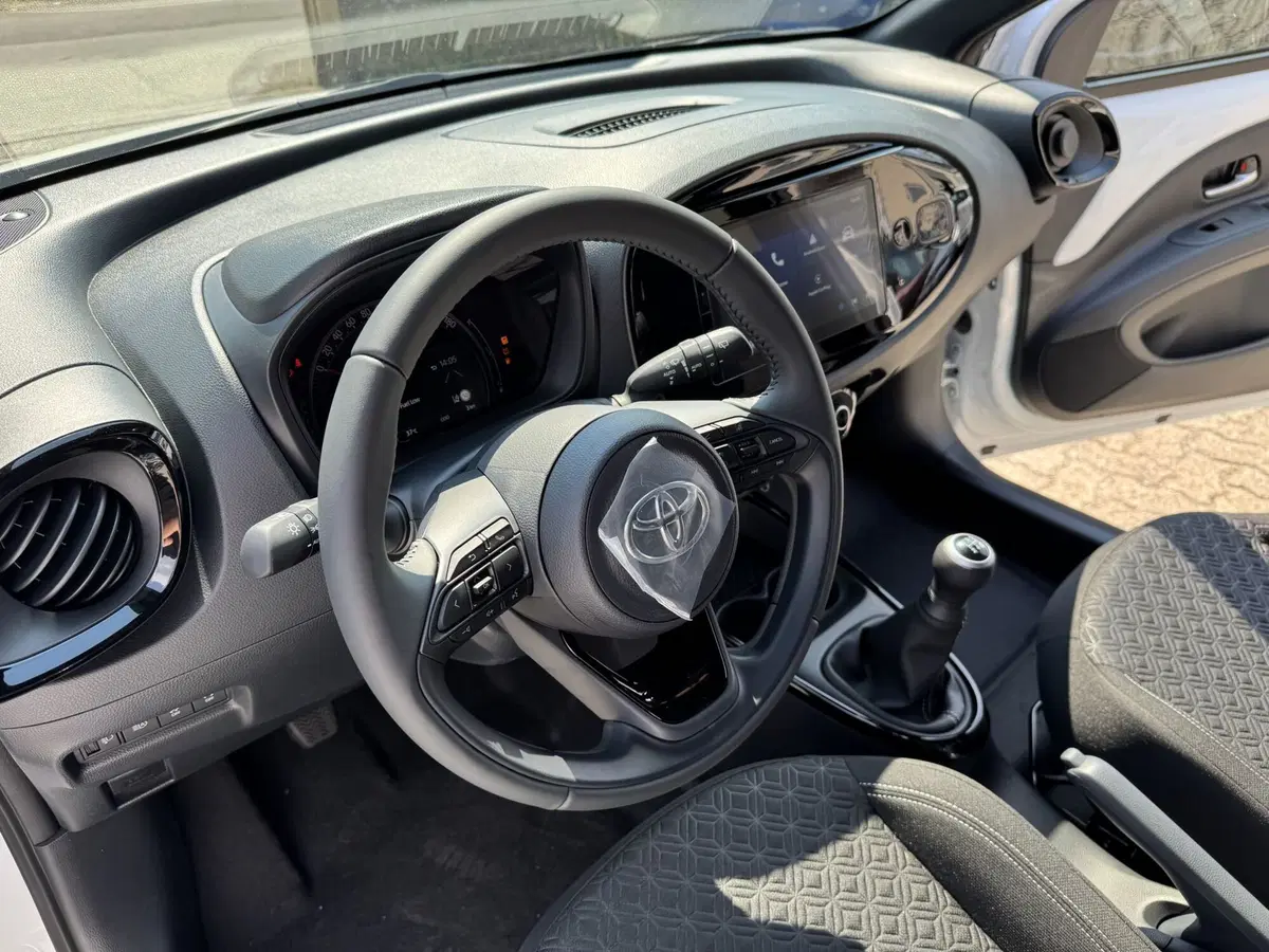 Toyota Aygo X nuova a Como (10)