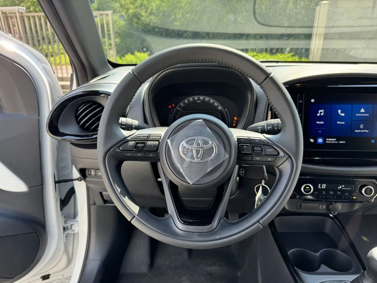 Toyota Aygo X nuova a Como (9)