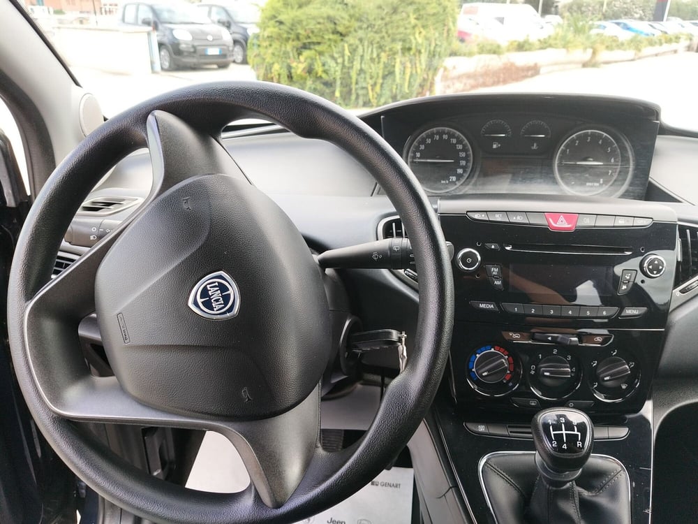 Lancia Ypsilon usata a Matera (12)